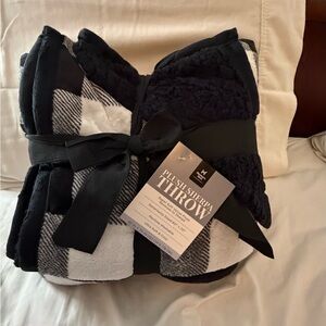 Cozy Black and White Sherpa Throw Blanket